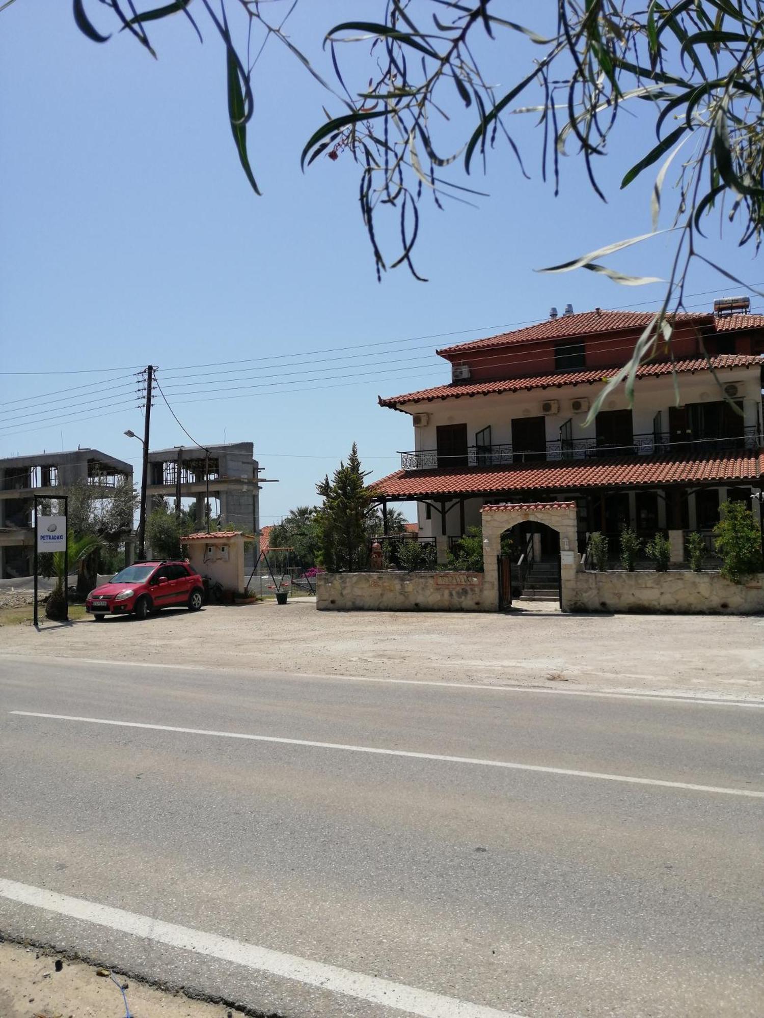 Petradaki Apartments Mola Kalyva Exterior photo