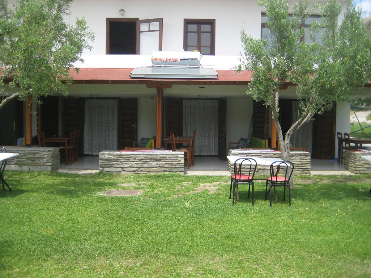 Petradaki Apartments Mola Kalyva Exterior photo